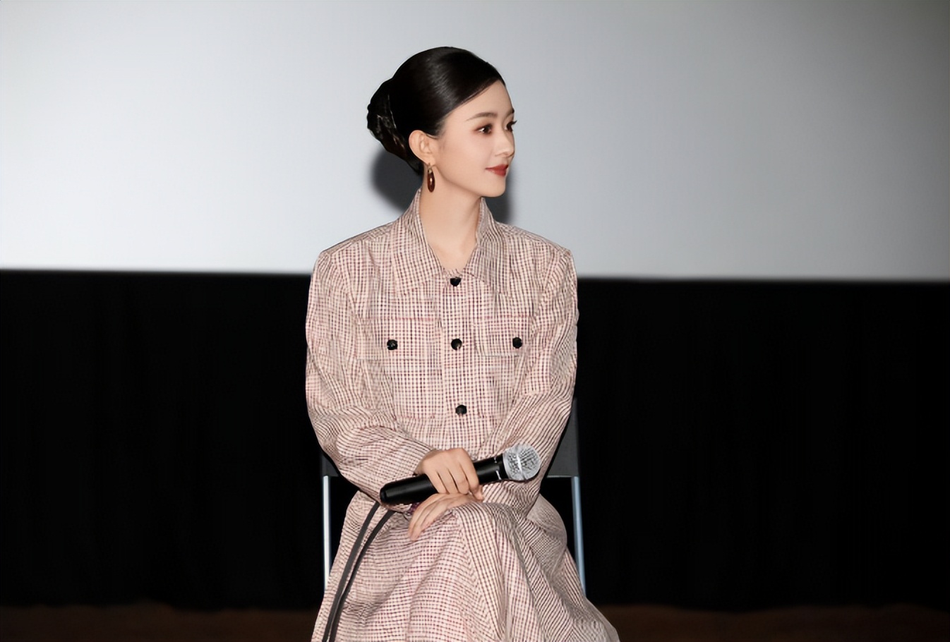 被新闻联播里的赵丽颖帅爆了,气质出众,看完有多少人想剪短发了