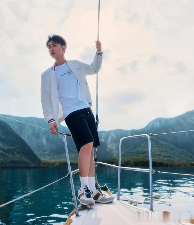 张逸杰新晋男演员,身上散发青春活力满满的气息,自带贵族气质。