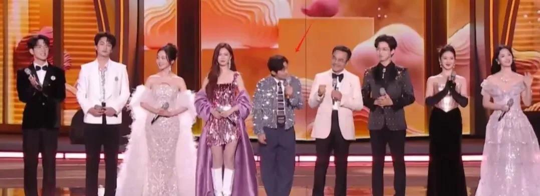 看到跨年晚会何炅的孤单和冷场,才知道,谢娜原来那么重要