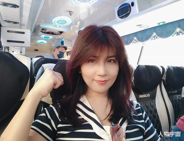 她是昔日台湾玉女歌手，事业巅峰嫁人生俩帅儿子，如今仍有异性约