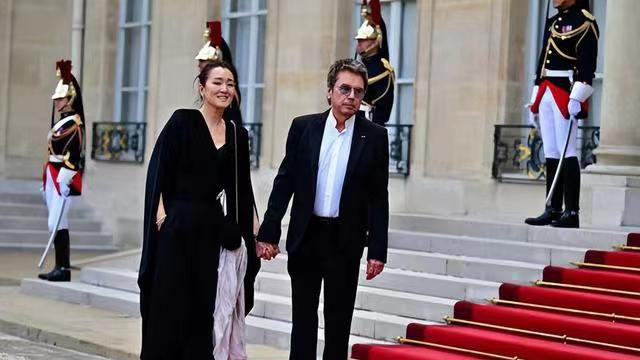 法国国宴趣事：相差24岁的马克龙夫妇，迎接相差18岁的巩俐夫妇
