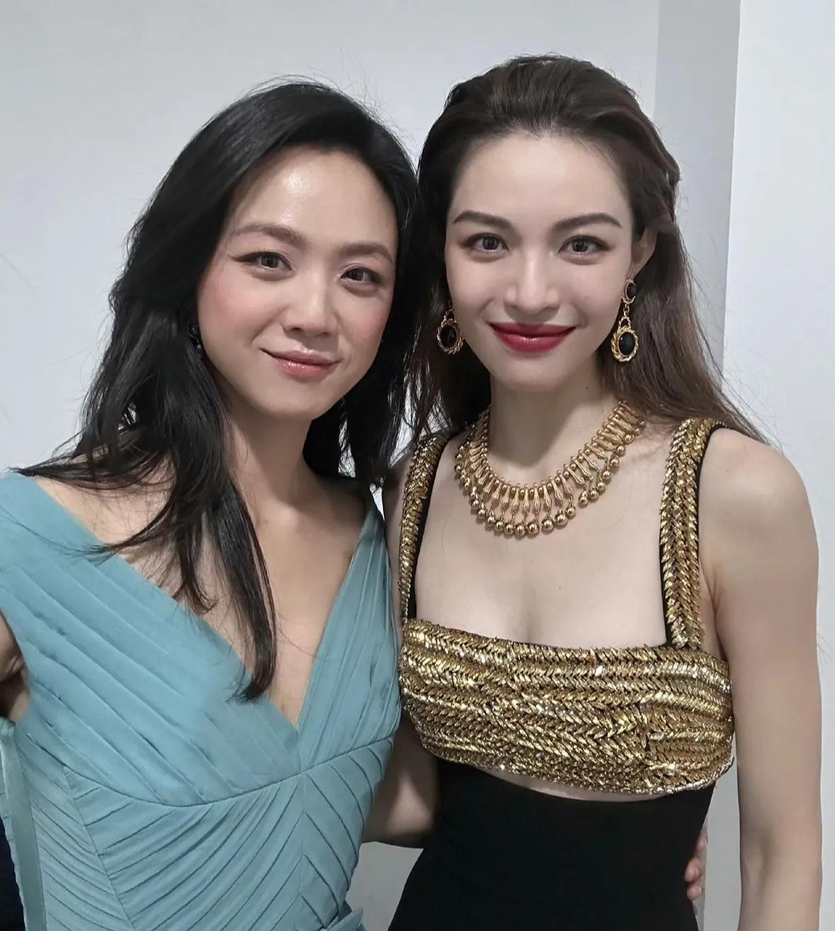 后台社交成“名利场”！谁是香饽饽、谁被裁合照，明星关系摊牌了