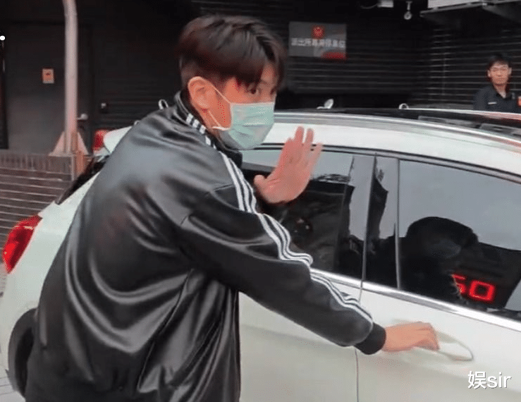 41岁修杰楷“打架斗殴”被抓，罚款一万八？贾静雯、经纪人回应了