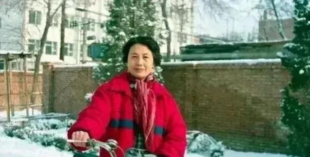 75年，张玉凤一家四口的合影，31岁的她，长相惊艳，气质出众！