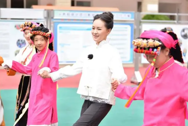 |她是第一位博士级歌唱家,12次荣登春晚,丈夫身价不菲也是博士