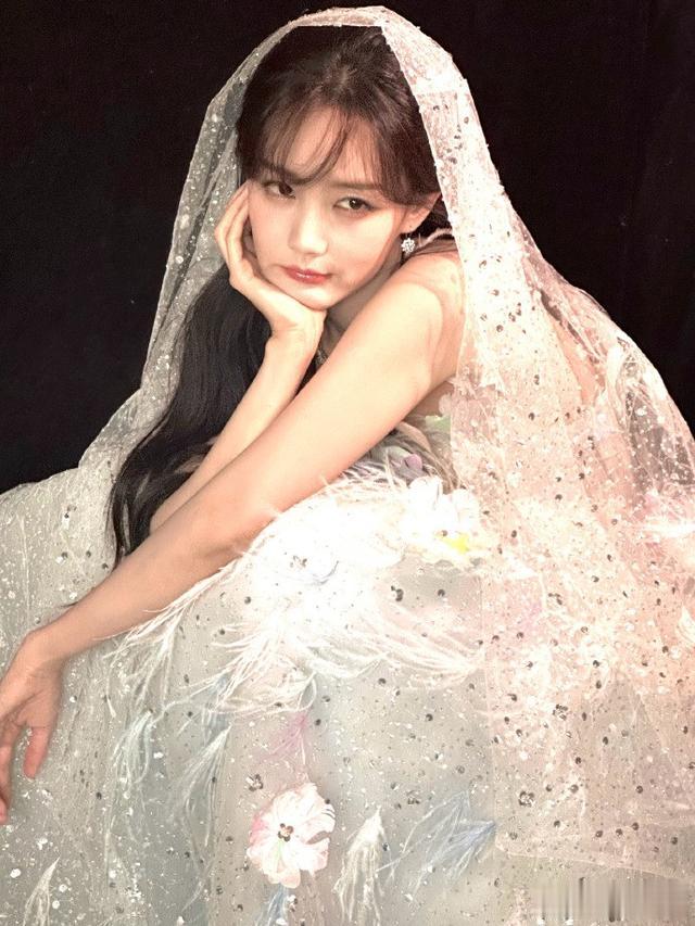 上海这一夜，李沁的美脚，董洁的臀，关晓彤的香肩，钟楚曦的腿