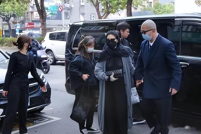 大S与具俊晔灵堂牵手亮相,婆媳不和也要站一排?网友:求剧透!