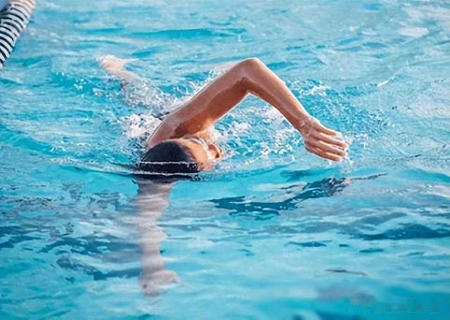 37岁女子每天坚持游泳，10年从未间断，去医院检查身体有何变