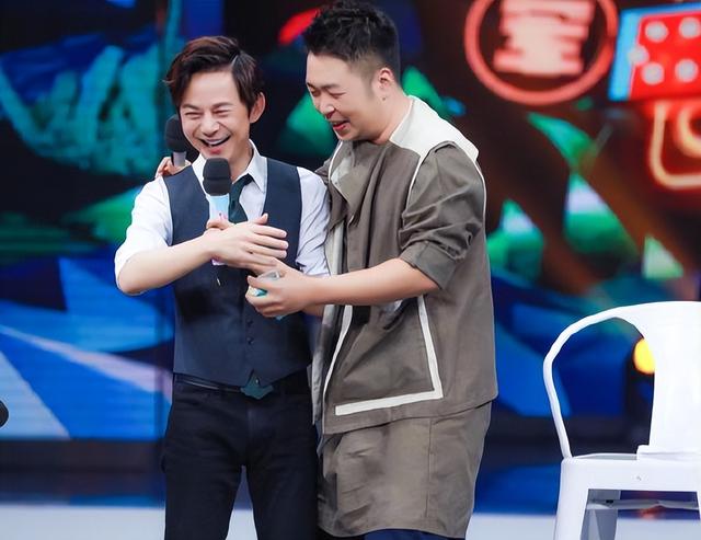 出道三十年,再次出席金鹰奖的何炅,面相变了:我忍黄磊很久了