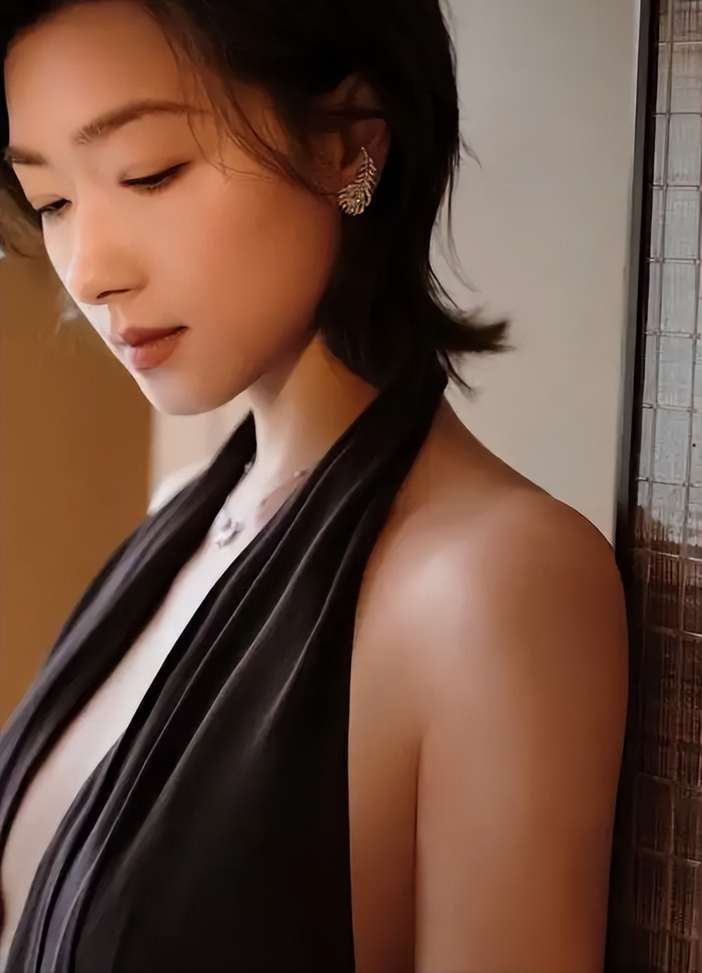 不显眼,但越看越有味道,低调展现自我的“万老板”