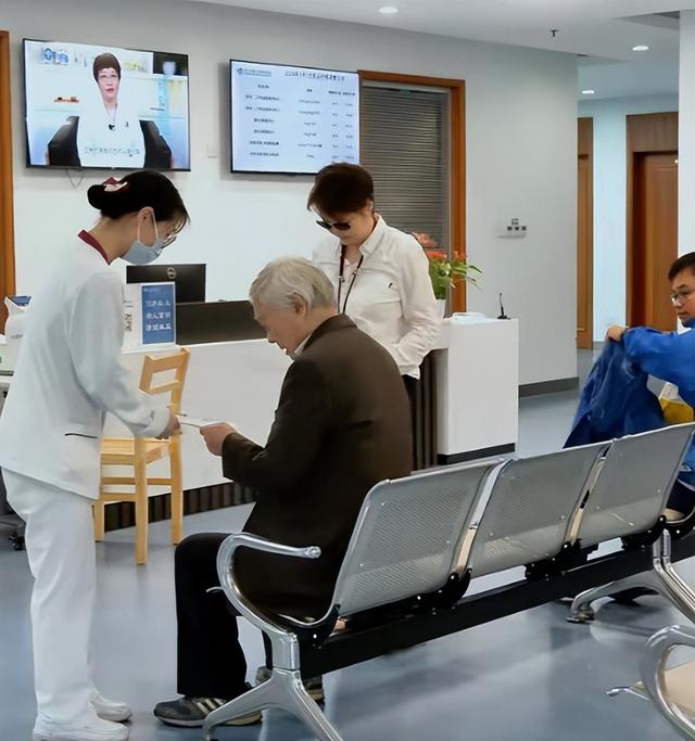 50岁袁立带父亲去医院,圈外老公陪同衣着朴素,袁父安心脏起搏器