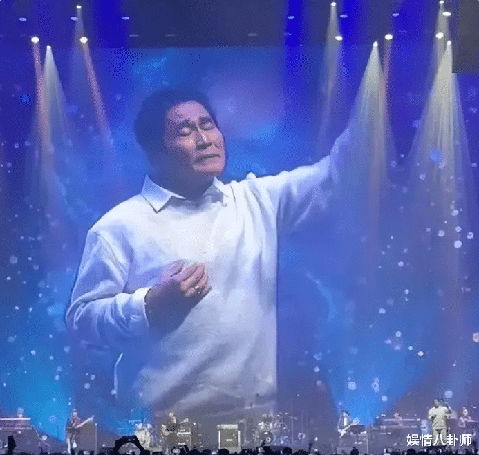 64岁齐秦苏州演唱会爆冷!网友嘲讽唱歌上气不接下气,观众嘘声一片