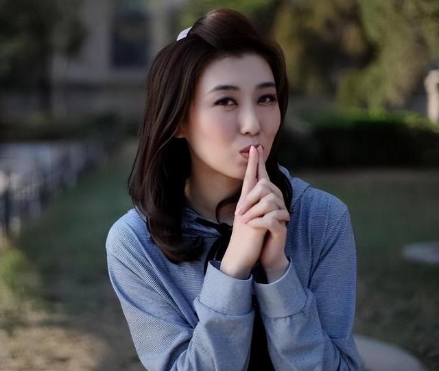 “央视女神”李红:被造谣嫁富豪,如今44岁单身,活出自己的精彩