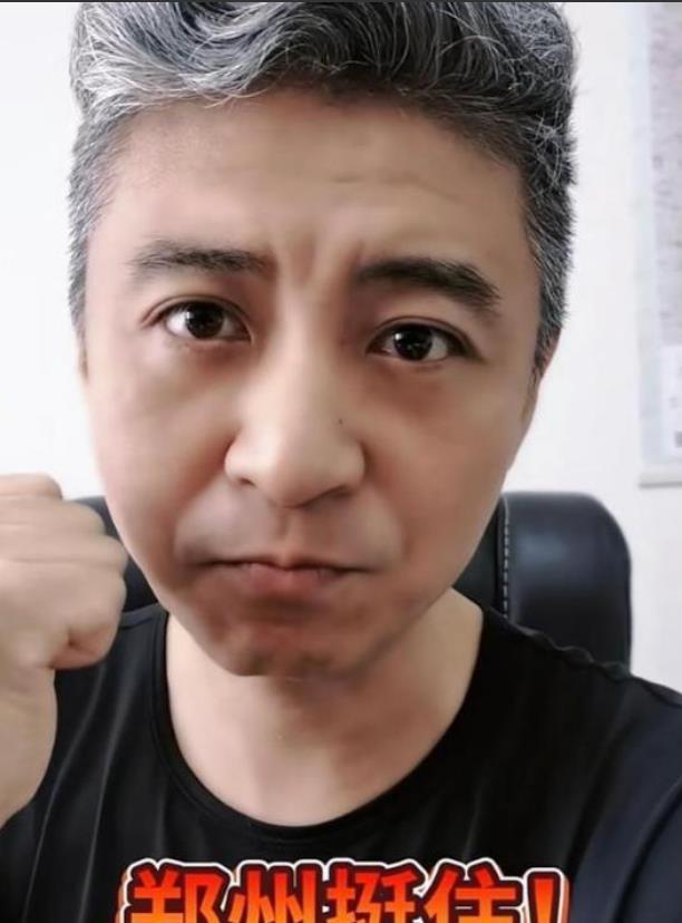 多位前央视大咖现身婚宴，黄宏毕福剑差别巨大，宴请人身份不简单