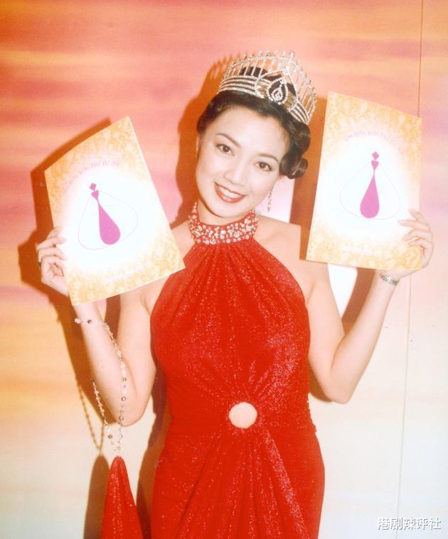 昔日港姐冠军近况曝光，独自庆祝54岁生日疑婚变，曾抵押后冠还欠债