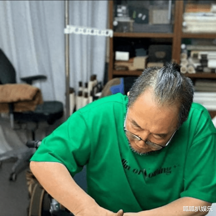 恶到头终有报:66岁的张铁林坐上轮椅,人生起伏引发思考