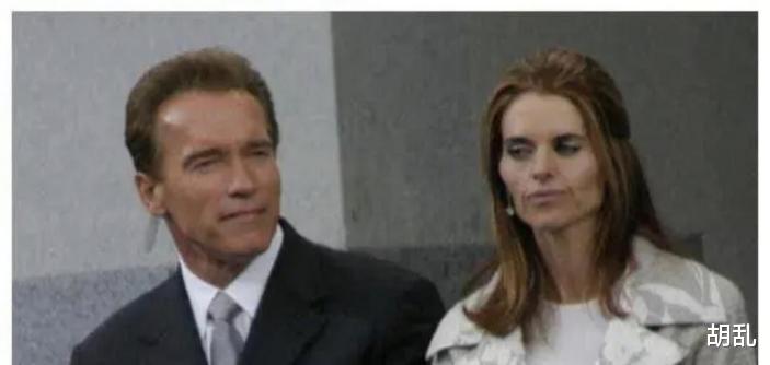 77岁“硬汉”施瓦辛格近照曝光，头发全白走路蹒跚，晚年也在健身