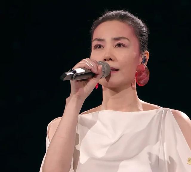 看了王菲、叶童和赵雅芝的春晚近况，才知道自然老去有多美