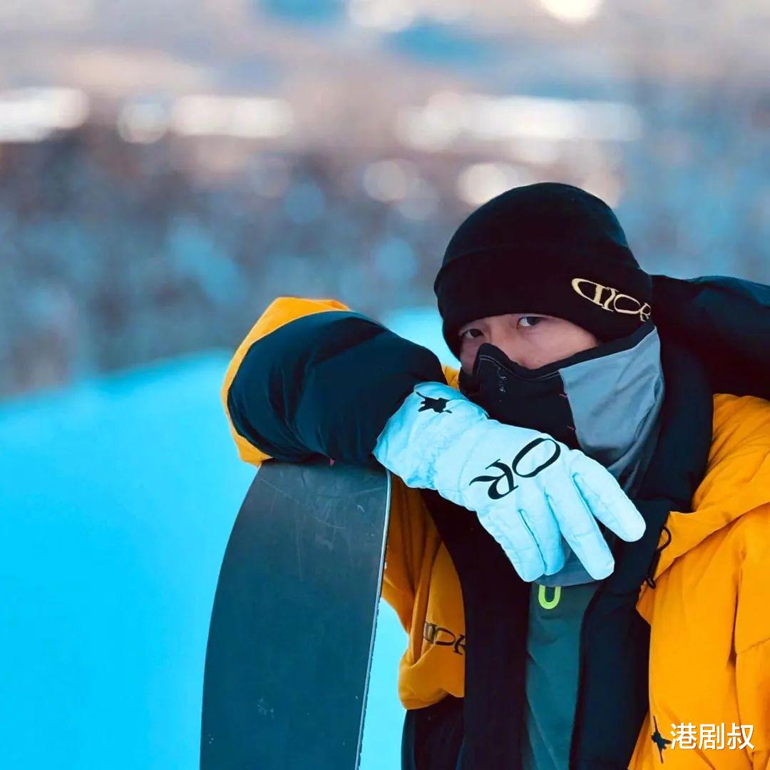 周杰伦和谢霆锋都去日本滑雪，一个去赚钱，一个纯是玩