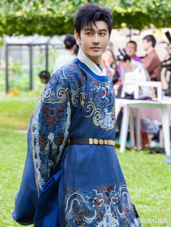 黄晓明被曝已领证再婚,带叶柯小海绵聚餐,女方晒超大钻戒好吸睛