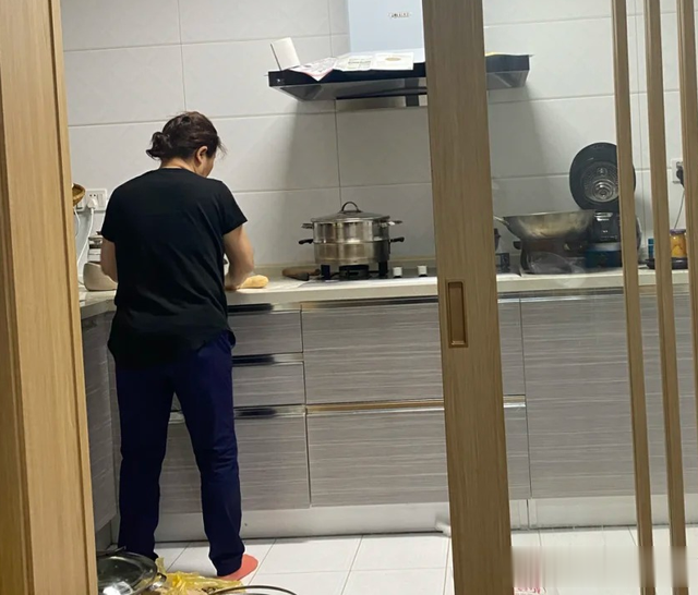 上海女子吐槽婆婆做的饭菜,婚后4个月瘦25斤,网友:我也不够吃