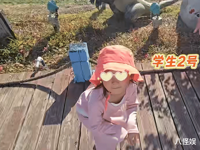 郑恺一大家三亚度假，住大别墅自己做饭，苗苗与婆婆同框像姐妹