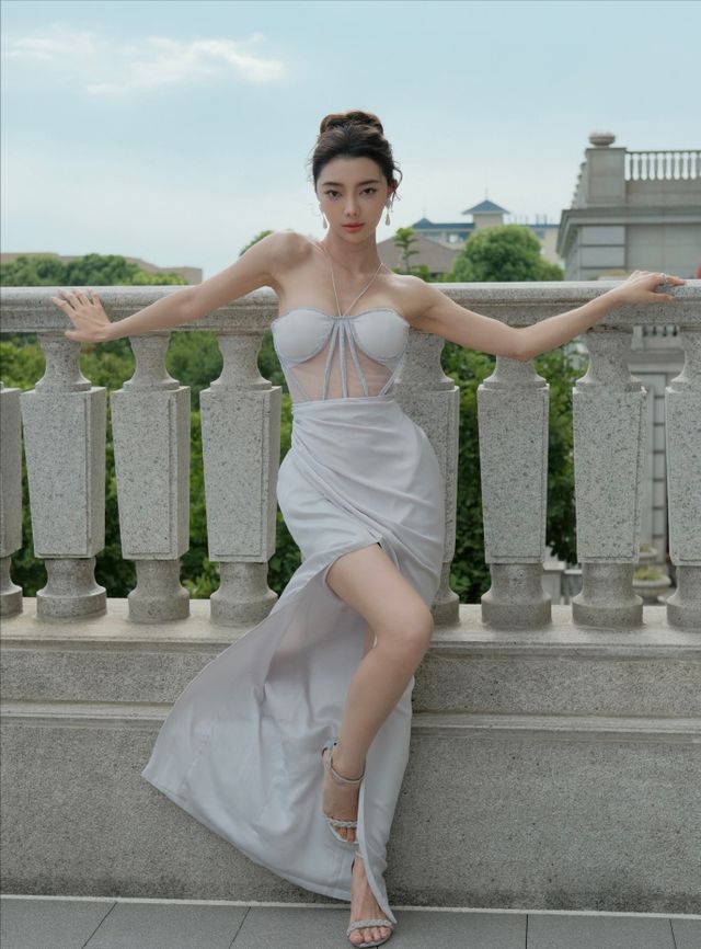 PB-李紫婷:当性张力遇上绝美颜值,是怎样一种撩人风暴?