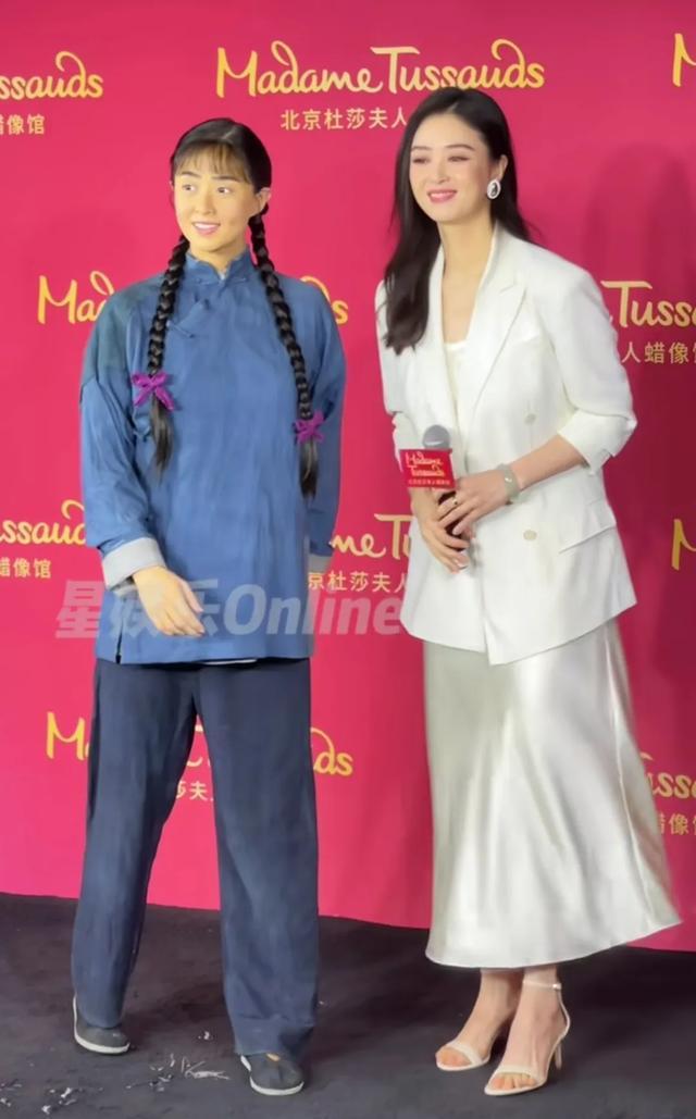 蒋欣出席蜡像揭幕仪式,被丑到无语尬笑,却强调和她“一模一样”