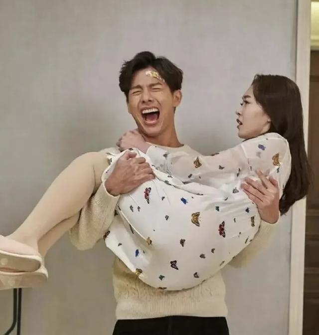 35岁宋轶拍摄新剧,穿睡裙被男演员公主抱小鸟依人,男演员表情尴尬