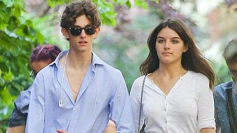 阿汤哥闺女和男友又街头热吻了！穿露腰装肚腩鼓鼓很放飞，真般配