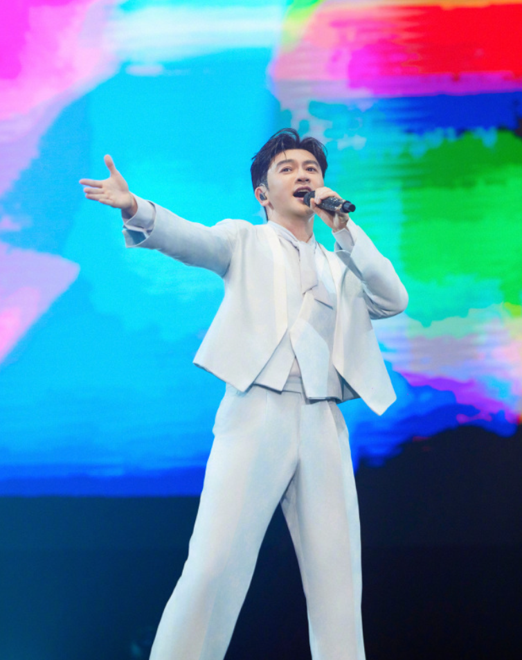 51岁苏有朋独自过父亲节!在内地忙工作捞金,数十亿遗产无人继承