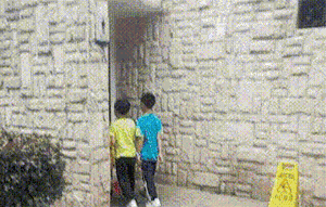 每日一笑 这位小哥哥,你是不是有点太突出了呀