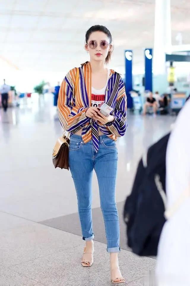 李沁的身材和颜值都超赞，随便怎么穿都美翻天，身上毫无赘肉痕迹