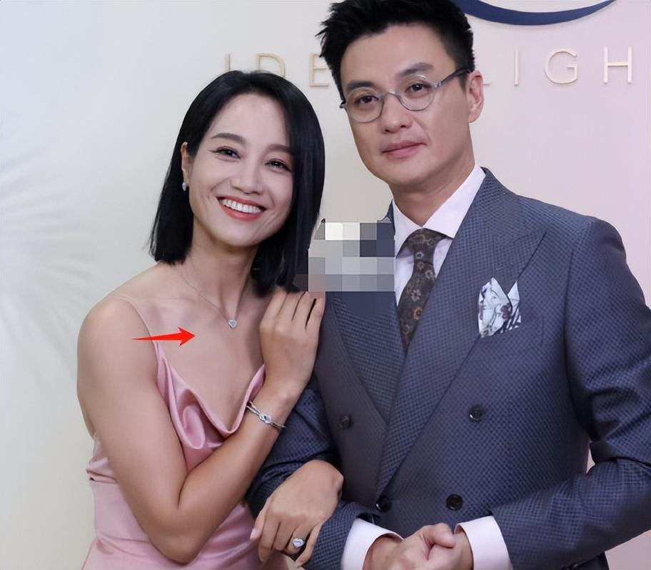 周一围夫妇携手亮相，朱丹低领装遭周一围黑脸，胸口扁平引关注