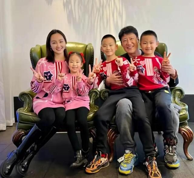 49岁于震现身超市，穿紧腰羽绒服，买西红柿指指点点，网友：真娘