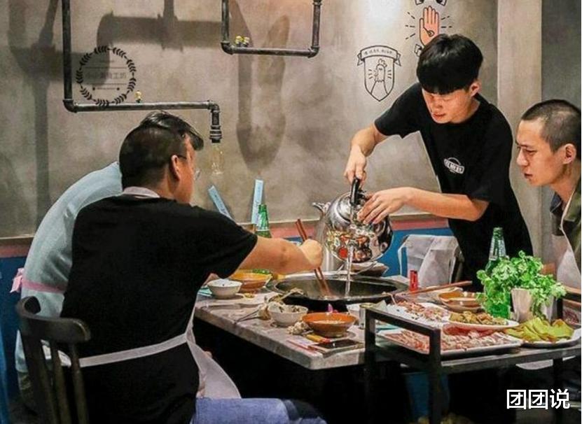 吃火锅，服务员隐秘暗示，问你加不加汤，教你如何高情商回答