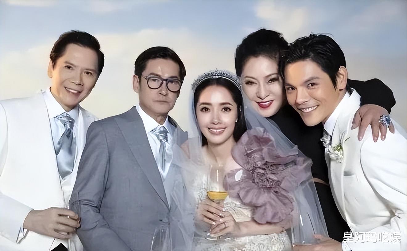 40岁郭碧婷被偶遇,穿吊带裙勒出赘肉,豪门媳妇气质很抢眼