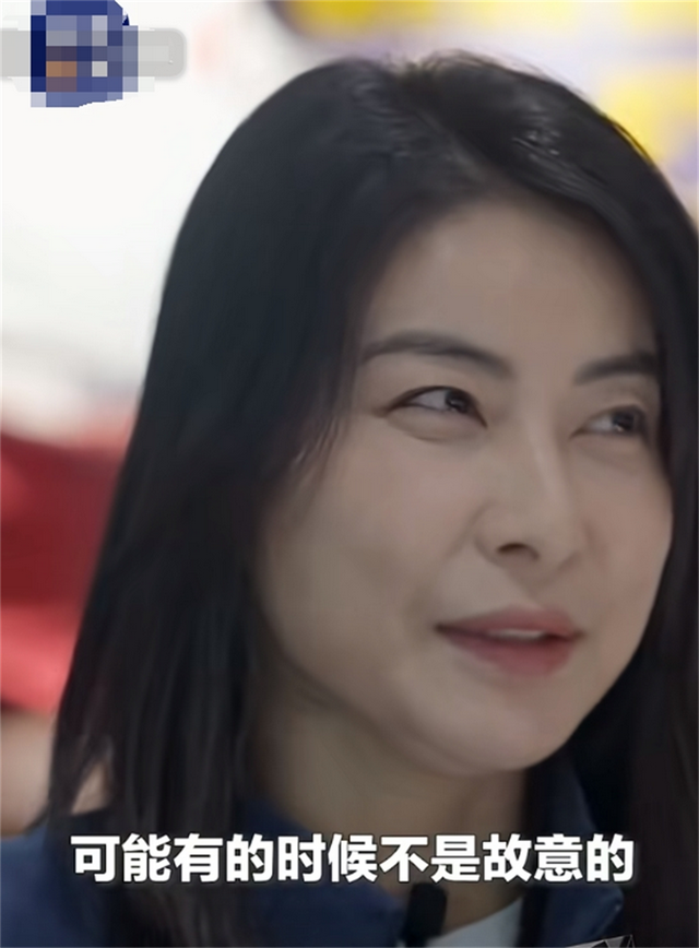 郭晶晶现身央视访谈，黑眼圈明显、眼袋大显沧桑，网友：面相变了