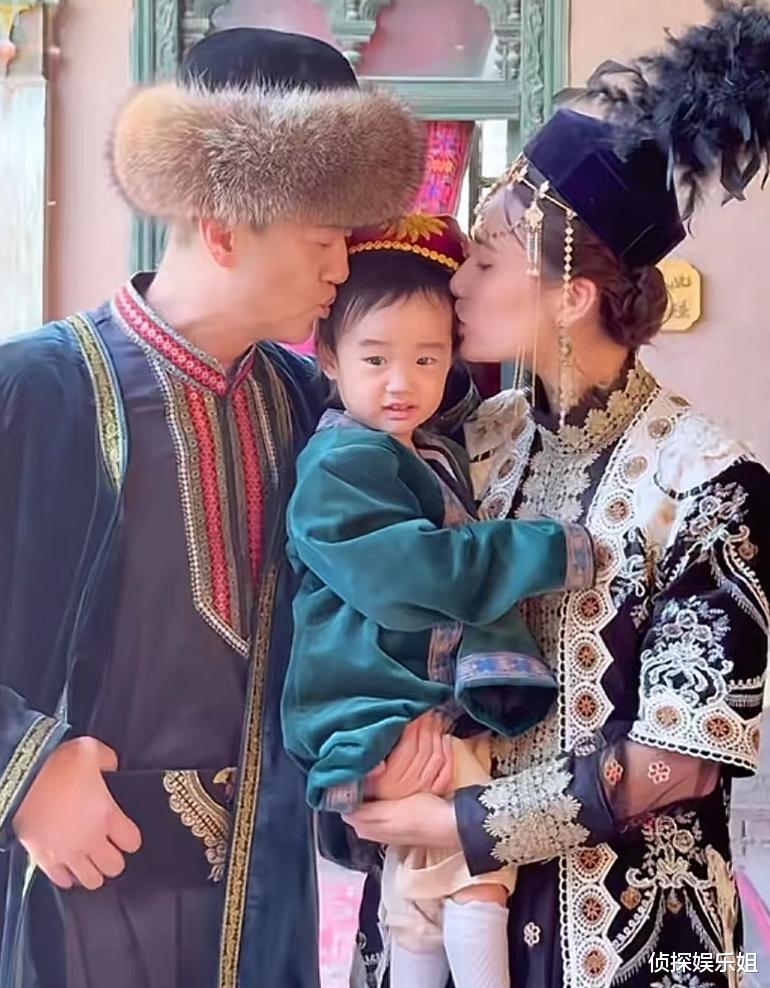 李亚鹏晒幼女近况,2岁夏夏熟练用筷子,左手夹菜投喂爸爸超懂事