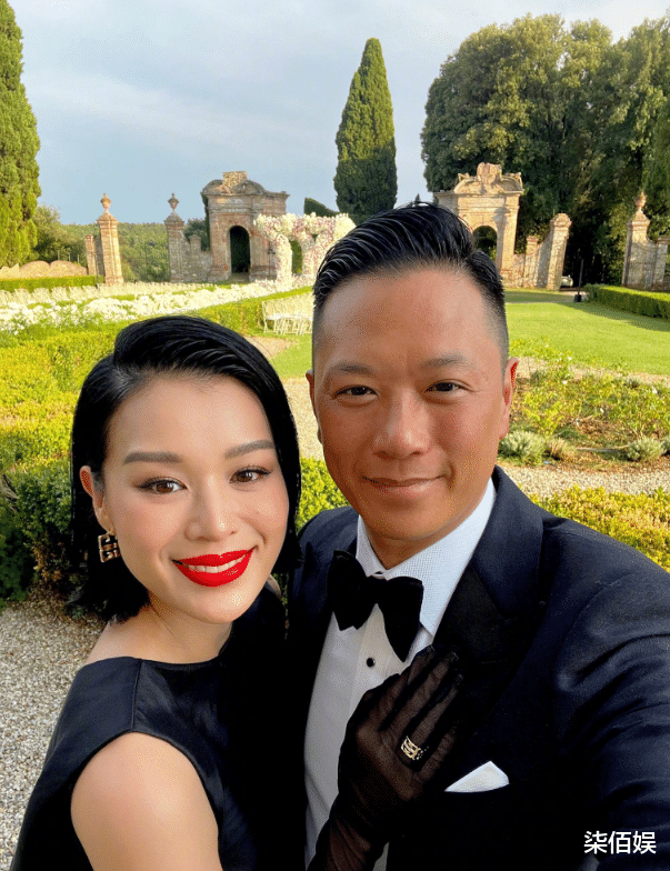 胡杏儿为子庆生，素颜状态像30多岁，51岁老公眉毛剩一半老态明显