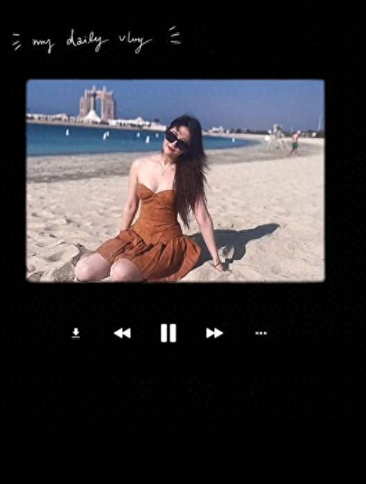 刘亦菲晒阿布扎比vlog穿抹胸裙海滩晒太阳好性感