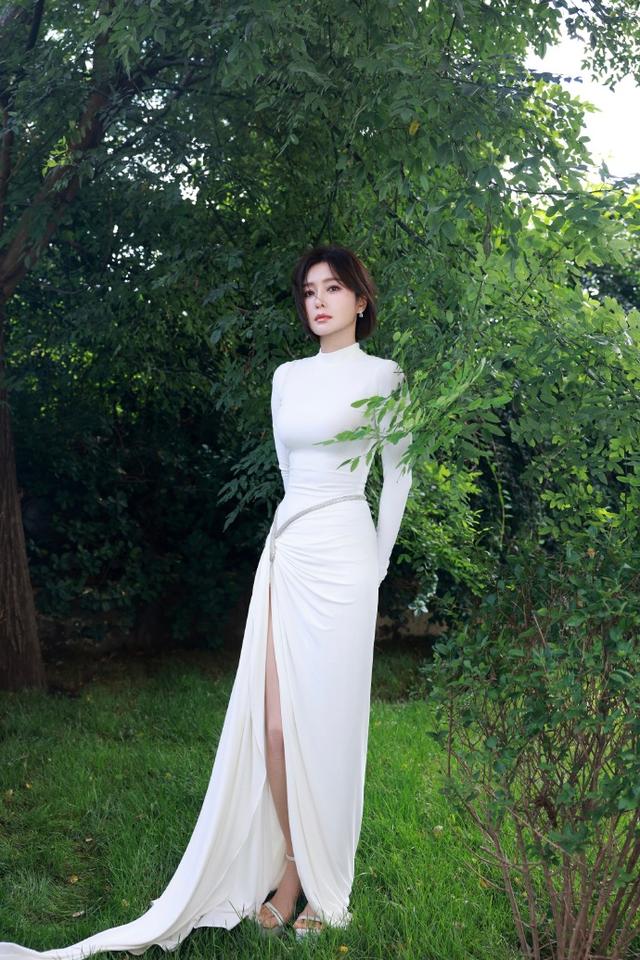 秦岚夏末秋初纯白妆造