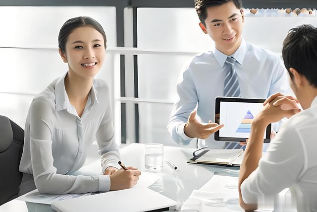 在饭局上,领导说\加个微信\,老实人说\我扫您\,灵活的人这样去做