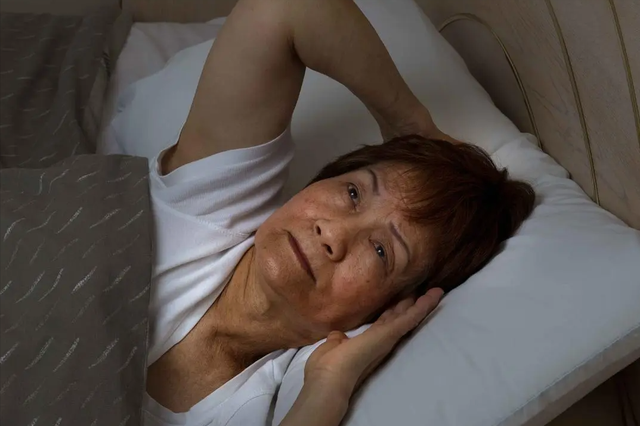 三伏天热，医生提醒：老人宁可开空调睡觉，也不要做这几事伤睡眠