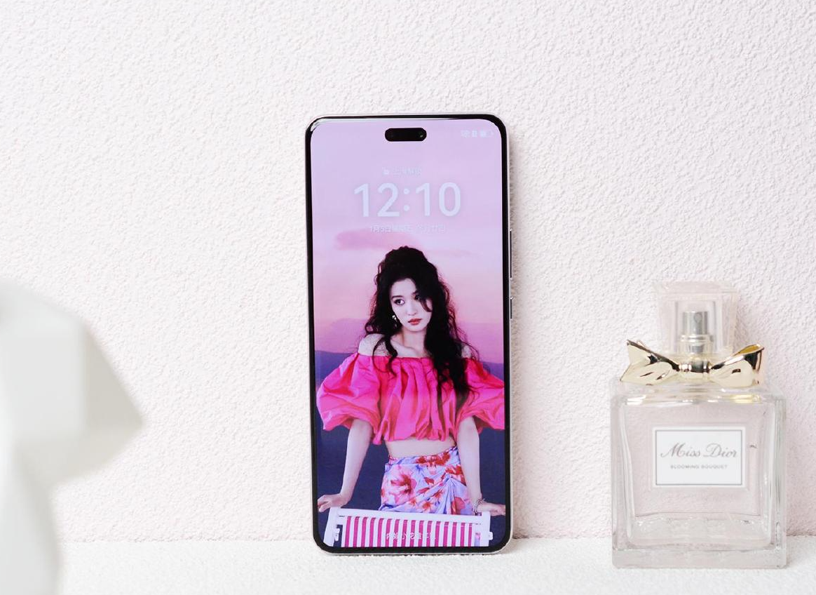 华为终于妥协，麒麟芯+卫星通信+256GB突降1050元，鸿蒙OS+100W