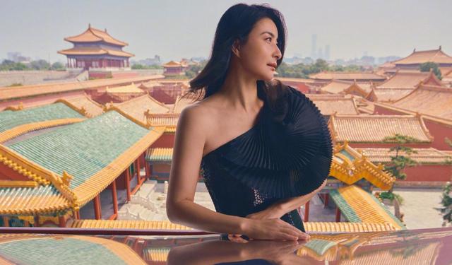 42岁郭晶晶久违登封杂志,陈漫掌镜,网友:挺美,但为啥都是侧脸