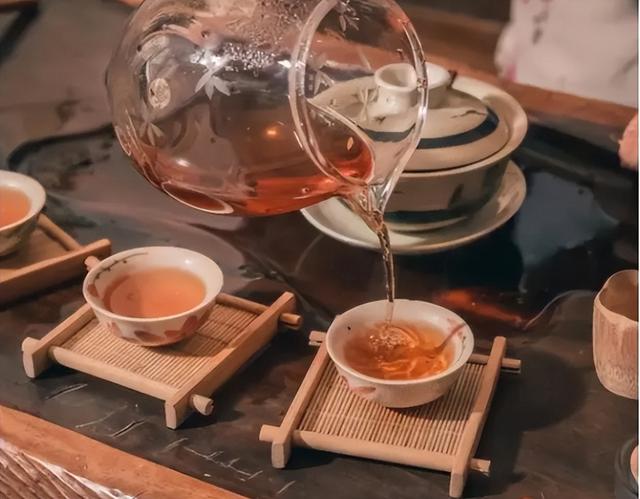 提醒中年人：如果“不差钱”，这2种茶能不喝就不喝，全是添加的