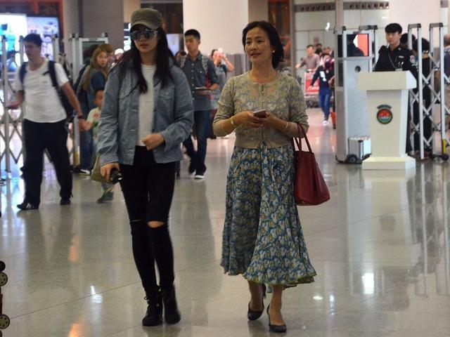 刘亦菲母亲刘晓莉：长得比女儿还漂亮，两婚两离，65岁单身也幸福