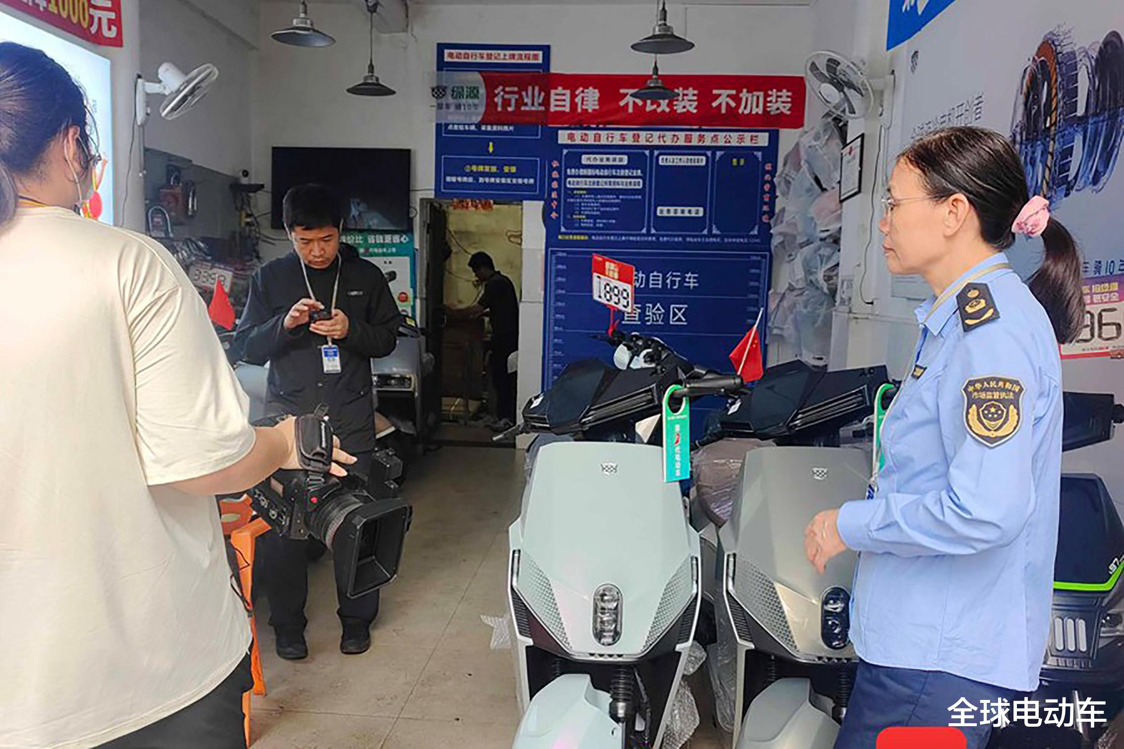 10月起，电动车、摩托车、三轮车上路迎来新政策，有人被罚了5000
