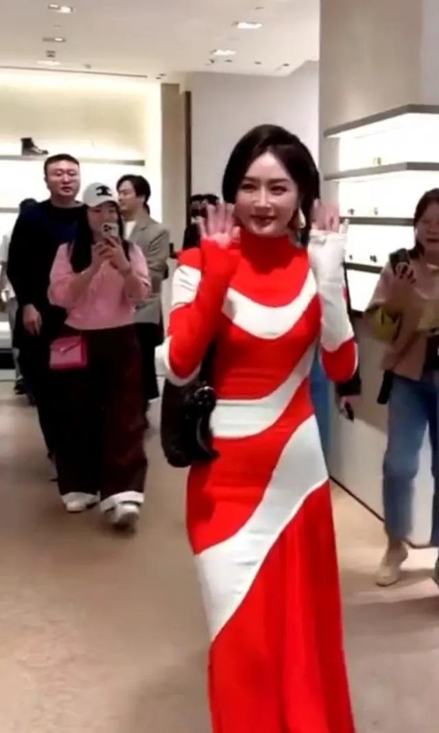 秦岚这包裹度曲线尽显,可以不信黄晓明的演技一定要相信他的眼光